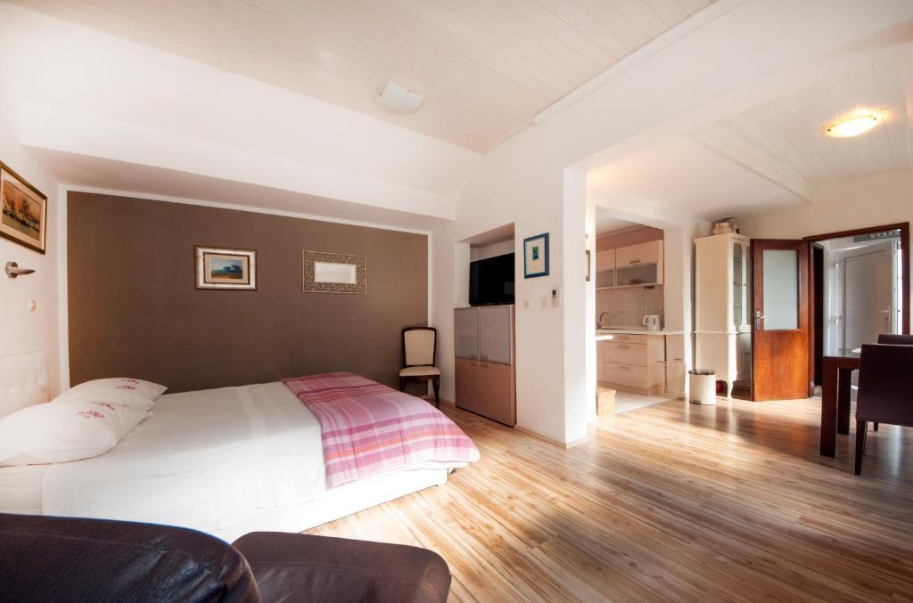 Bruno Split Centre Apartment And Room Екстер'єр фото